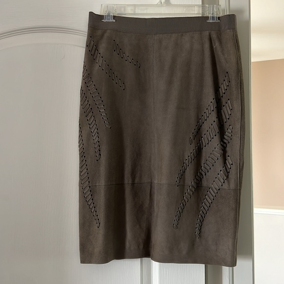 Elie Tahara- NEW - Suede pencil skirt. Never worn. Size 6 - Picture 10 of 10